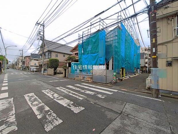 前面道路を含めた現地写真です。