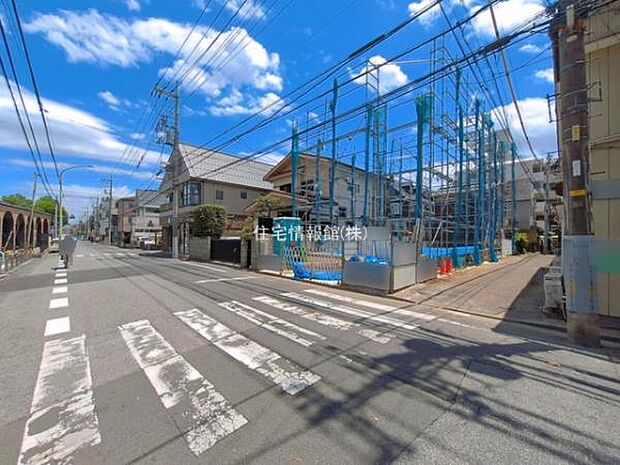 前面道路を含めた現地写真です。
