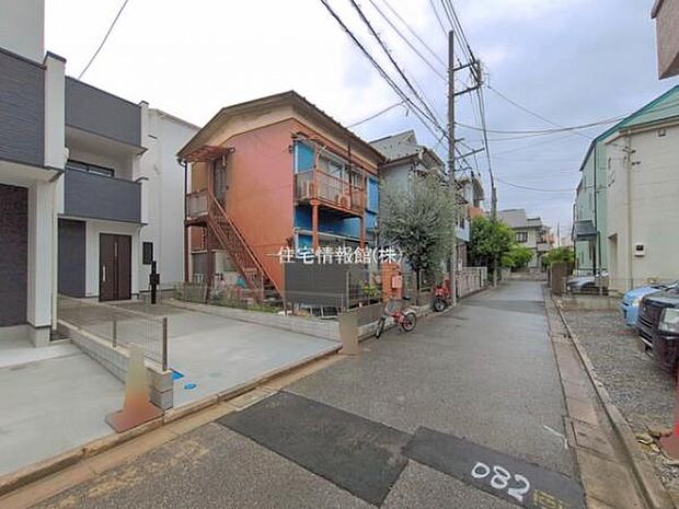 前面道路を含めた現地写真です。