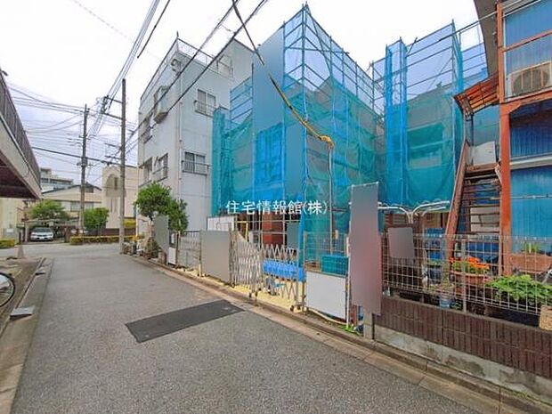 前面道路を含めた現地写真です。