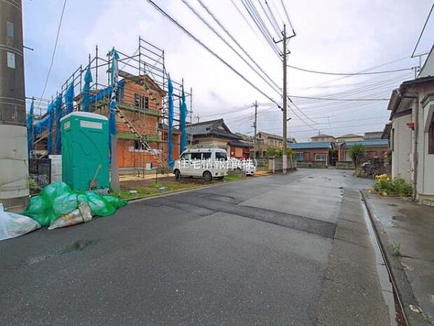 前面道路を含めた現地写真です。