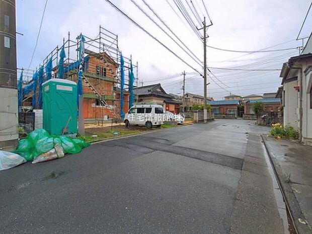 前面道路を含めた現地写真です。