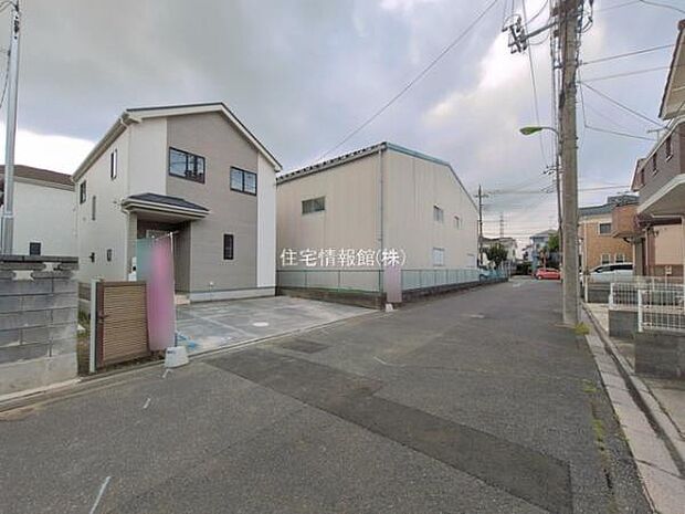 前面道路を含めた現地写真です。