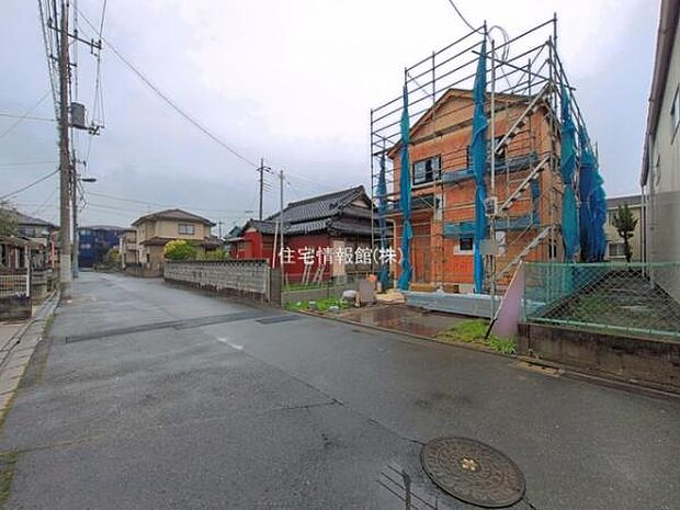 前面道路を含めた現地写真です。