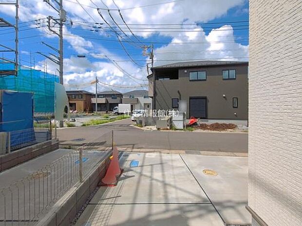 前面道路を含めた現地写真です。