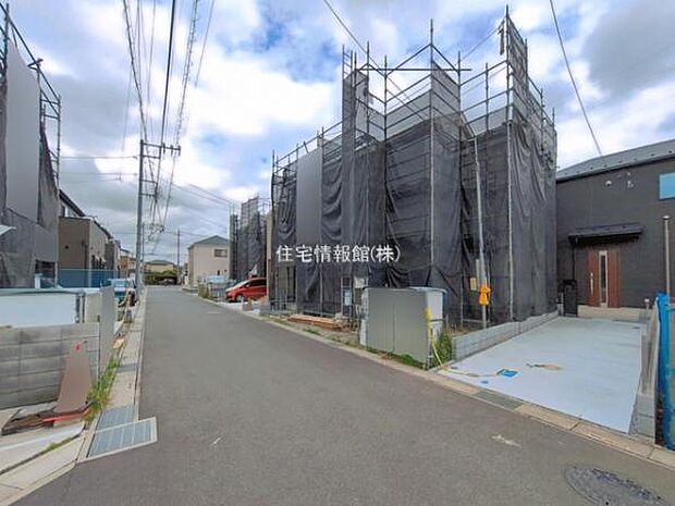 前面道路を含めた現地写真です。