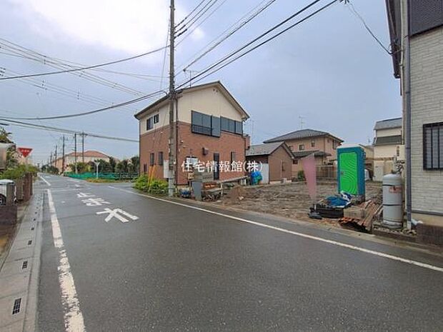 前面道路を含めた現地写真です。