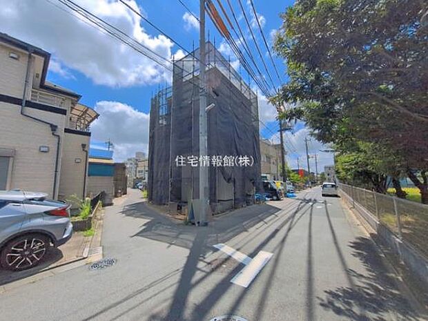 前面道路を含めた現地写真です。