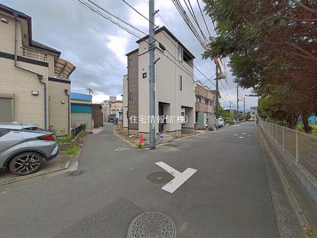 前面道路を含めた現地写真です。