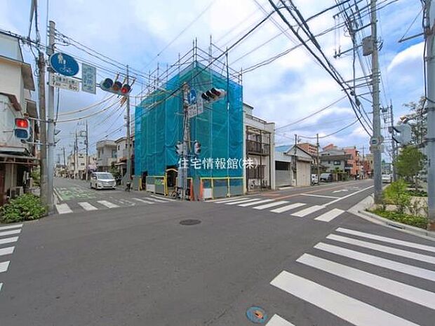 前面道路を含めた現地写真です。
