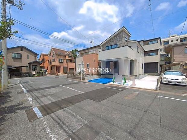 前面道路を含めた現地写真です。