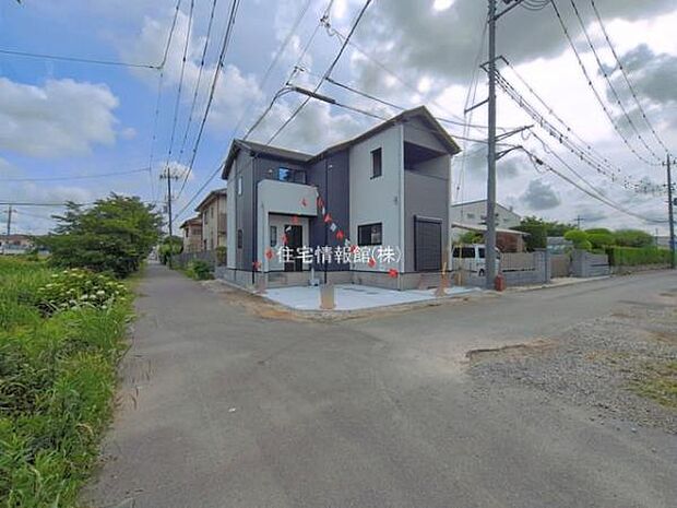 前面道路を含めた現地写真です。