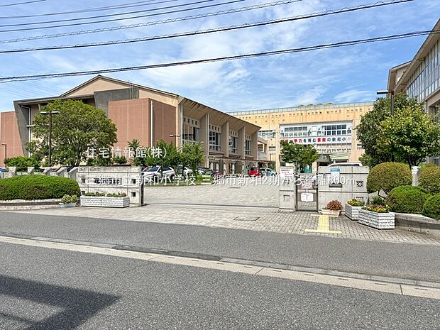 三郷市立新和小学校まで約800m（徒歩10分）