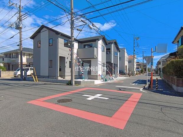前面道路を含めた現地写真です。