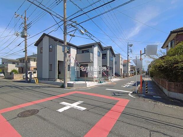 前面道路を含めた現地写真です。