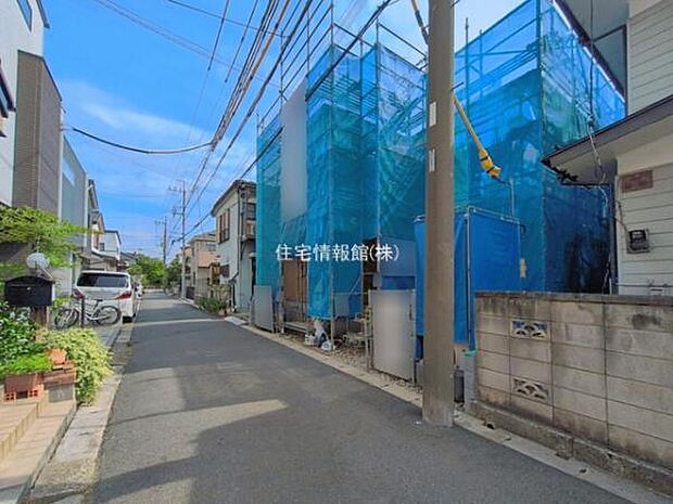 前面道路を含めた現地写真です。