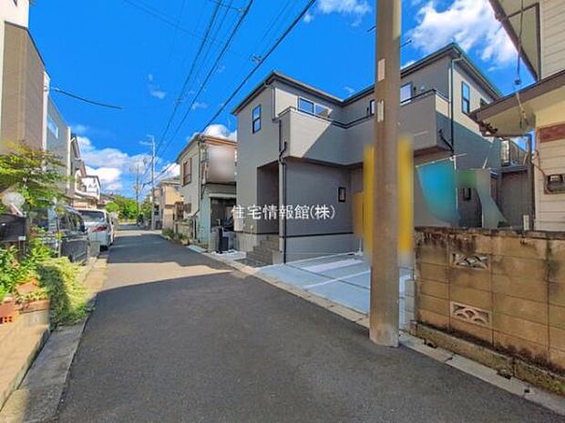前面道路を含めた現地写真です。