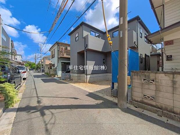 前面道路を含めた現地写真です。