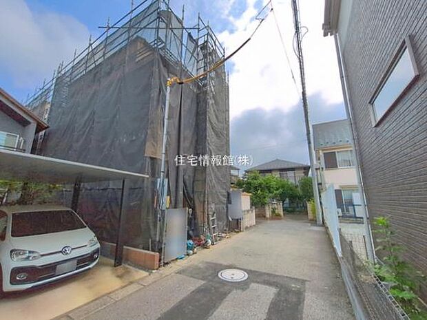 前面道路を含めた現地写真です。