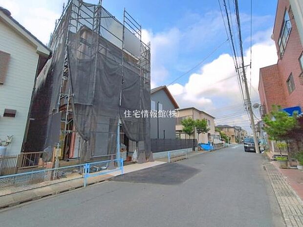 前面道路を含めた現地写真です。