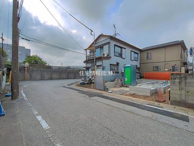 前面道路を含めた現地写真です。