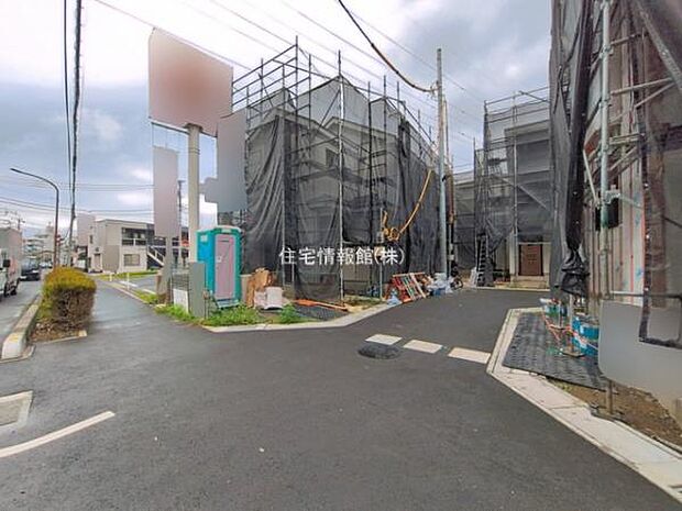前面道路を含めた現地写真です。