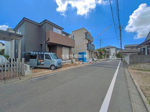 前面道路を含めた現地写真です。