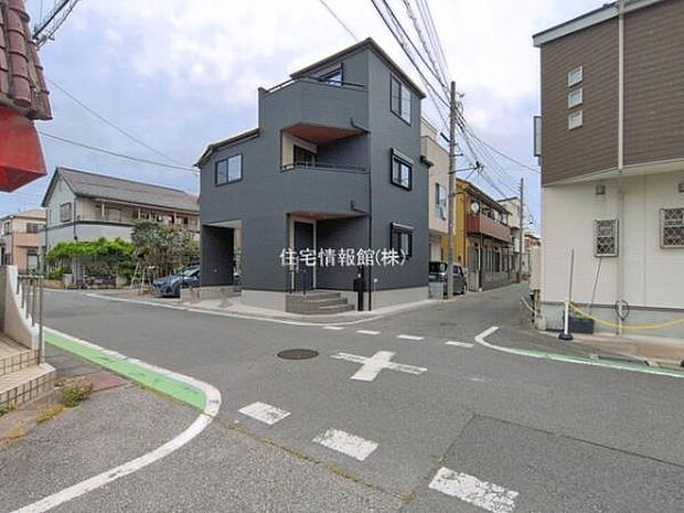 前面道路を含めた現地写真です。