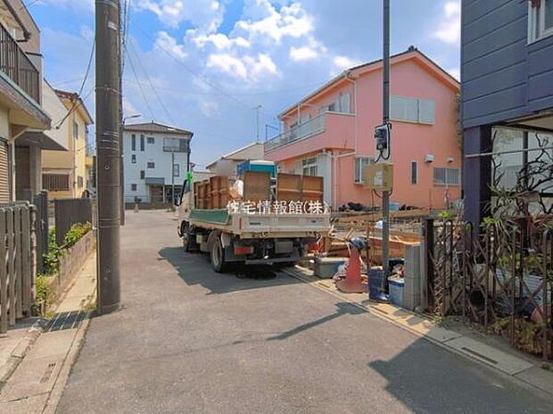 前面道路を含めた現地写真です。