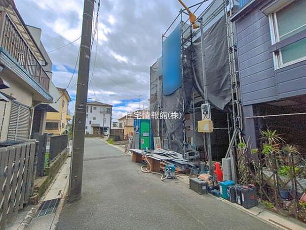 前面道路を含めた現地写真です。