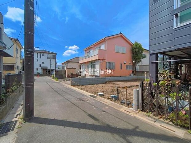 前面道路を含めた現地写真です。
