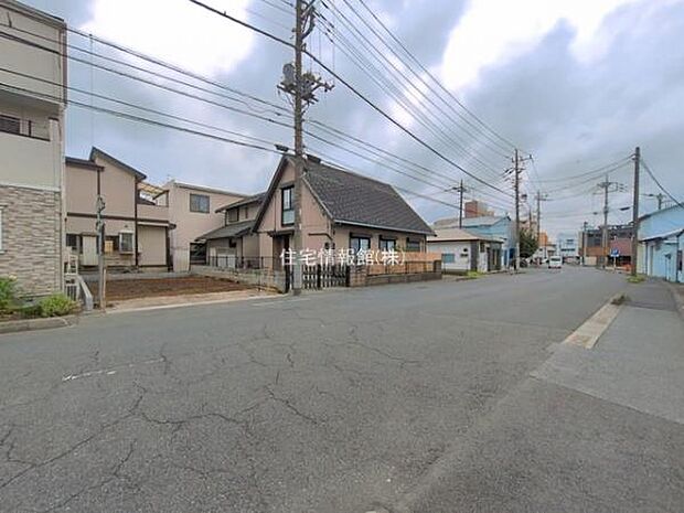前面道路を含めた現地写真です。