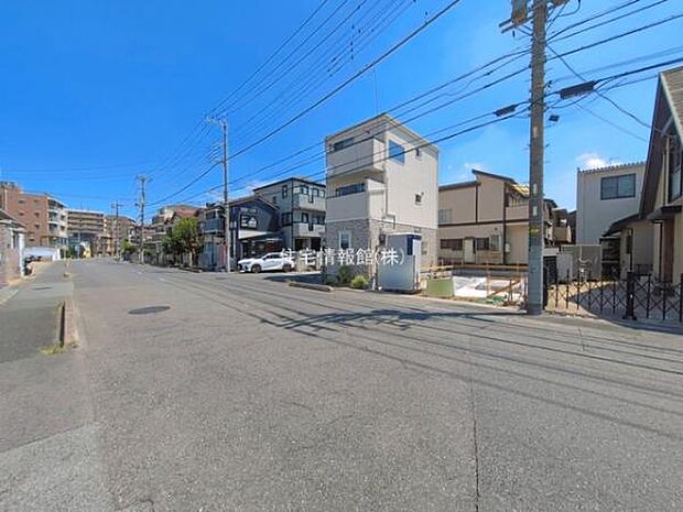 前面道路を含めた現地写真です。