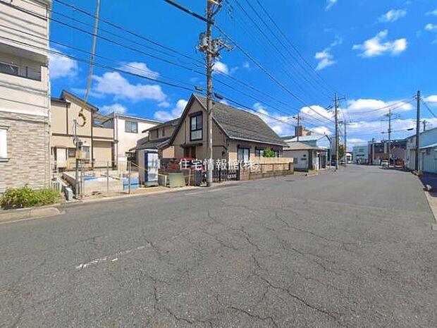 前面道路を含めた現地写真です。