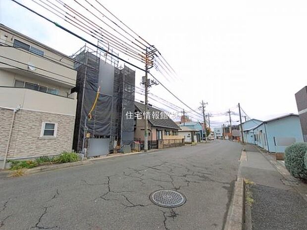 前面道路を含めた現地写真です。