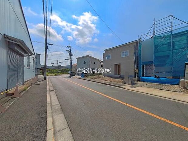 前面道路を含めた現地写真です。