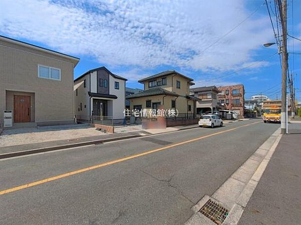 前面道路を含めた現地写真です。