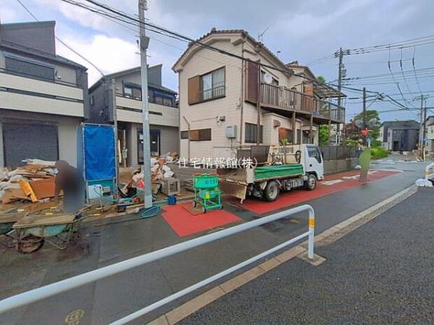 前面道路を含めた現地写真です。