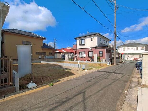 前面道路を含めた現地写真です。