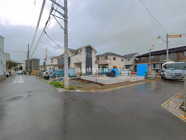 前面道路を含めた現地写真です。