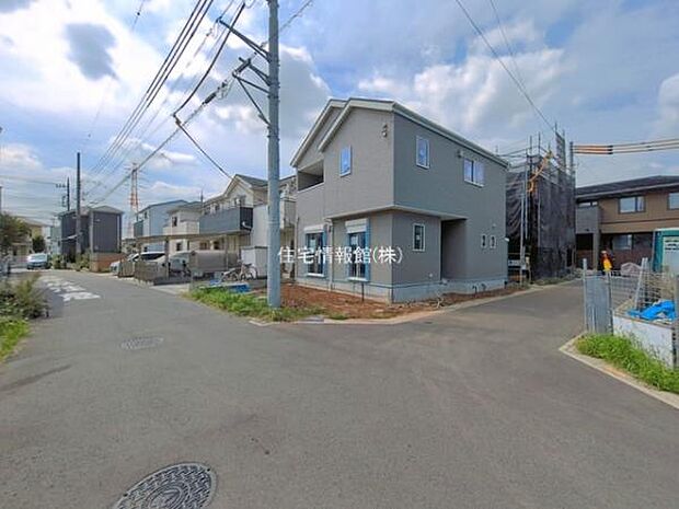 前面道路を含めた現地写真です。