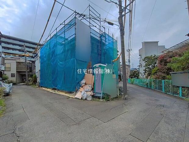 前面道路を含めた現地写真です。