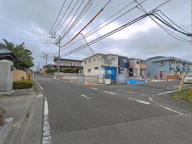 前面道路を含めた現地写真です。
