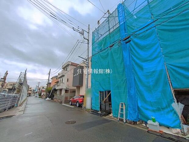前面道路を含めた現地写真です。