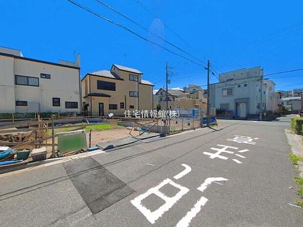 前面道路を含めた現地写真です。