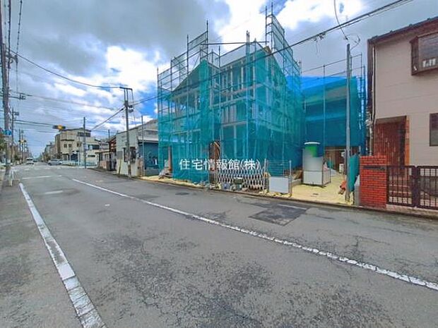 前面道路を含めた現地写真です。