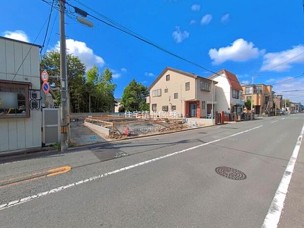 前面道路を含めた現地写真です。