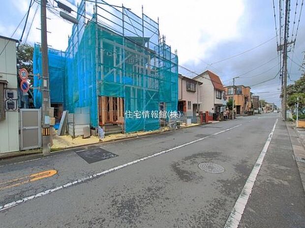 前面道路を含めた現地写真です。