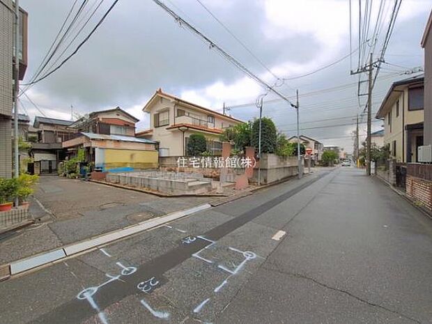 前面道路を含めた現地写真です。