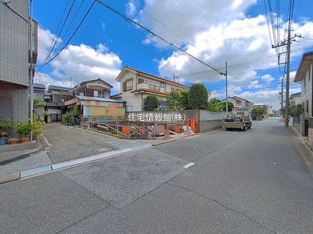 前面道路を含めた現地写真です。